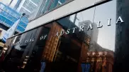 Австралийские банки пожаловались на избыток денег