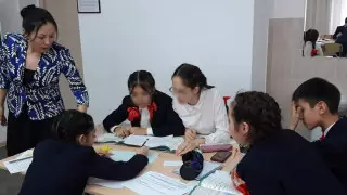 "Интернеті жоқ оқушылар бар". Пандемия мұғалімдерге қалай әсер етті?