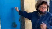 Хозяйка зловонной квартиры из Актау угрожает облить соседей кислотой