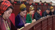 Учителей Туркменистана будут выгонять с линеек из-за одежды - СМИ