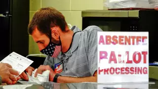 В двух штатах США приостановили подсчет голосов