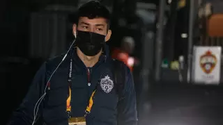 Казахстанского футболиста унесли с поля  на носилках в Москве