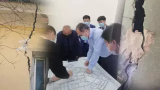 Разлом в стене: жители дома в Жезказгане рискуют остаться под завалами