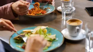 Алматыда мейрамхана жұмыс уақыты қысқарды. Бекшин түсінік берді