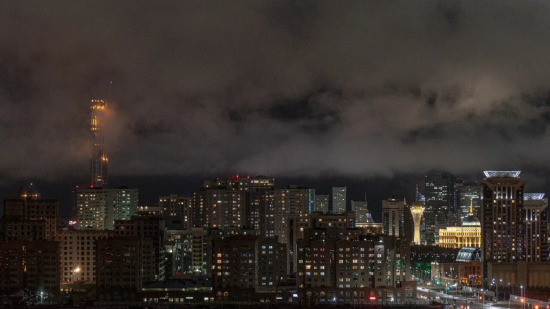 Ночной Нур-Султан. Фото Турар Казангапов