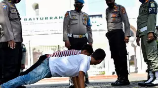 Нарушителей карантина заставляют отжиматься в Индонезии 