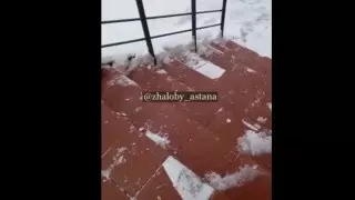 Женщина с ребенком-инвалидом поскользнулась у дверей больницы в Нур-Султане