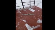 Женщина с ребенком-инвалидом поскользнулась у дверей больницы в Нур-Султане