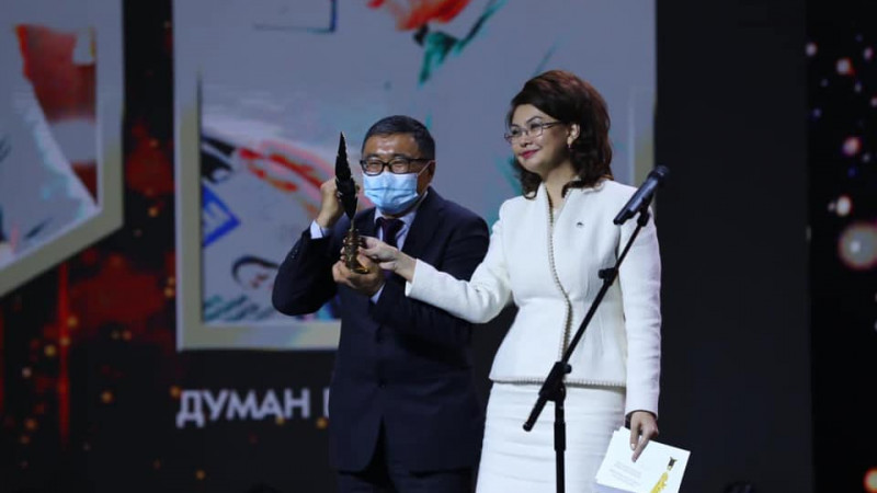 Министр Аида Балаева вручает награду победителю в номинации имени Шерхана Муртазы. Фото Facebook/Aida Balayeva