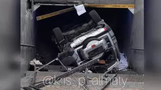 Авто врезалось в остановку и упало в подземный переход в Алматы