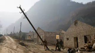 Уезжающие из Карабаха армяне вырубают и увозят деревья