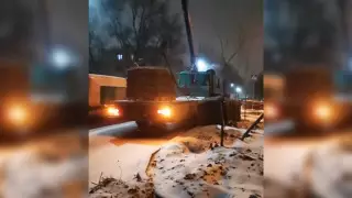 "Укладку" газона во время снегопада сняли на видео в Алматы