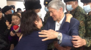 "Дай я тебя обниму" - Атамбаев встретил супругу во время суда