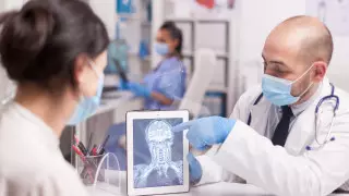 Врач назвал влияющий на тяжесть коронавируса фактор