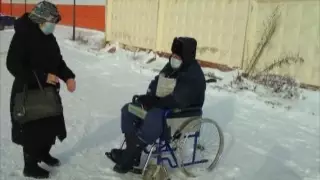 Бездомного дедушку на коляске использовали для попрошайничества