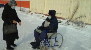 Бездомного дедушку на коляске использовали для попрошайничества