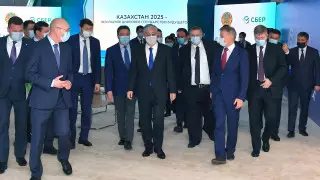 Токаев встретился с заместителем Мишустина и главой "Сбербанка"