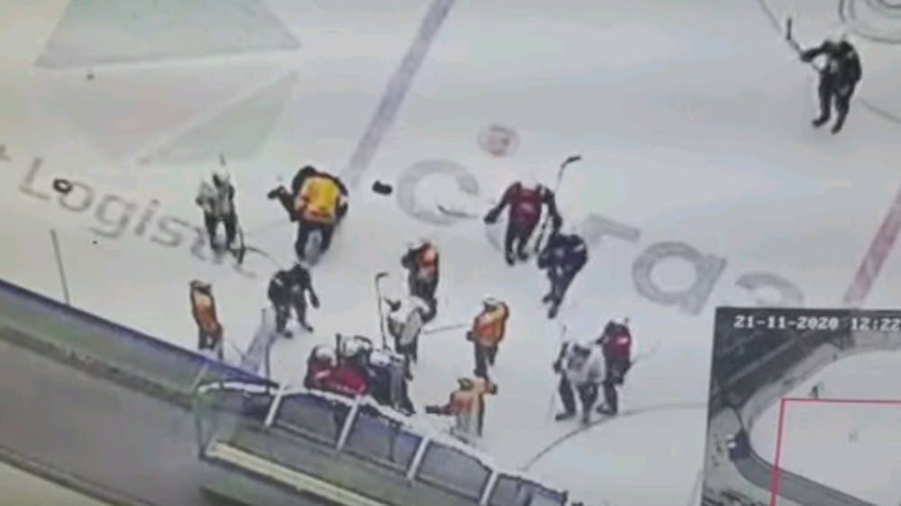 Хоккеисты "Барыса" устроили драку на тренировке, канадцу сломали челюсть