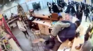 Драка бармена и пассажира попала на видео в аэропорту Алматы