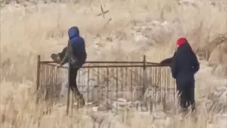 Вандалы пытались сломать оградку на кладбище в Костанае
