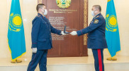 Медаль вручили полицейским, спасшим девушку от суицида в Караганде