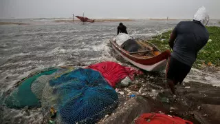 Массовая эвакуация жителей объявлена в Индии из-за угрозы циклона