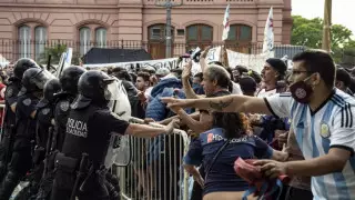 Фанаты Марадоны устроили погром после панихиды в столице Аргентины