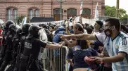 Фанаты Марадоны устроили погром после панихиды в столице Аргентины