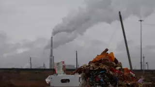 Жители поселка в Атырау оказались "в плену" промышленных предприятияй