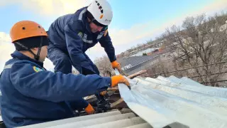 Сильный ветер повалил деревья и сорвал крышу здания в Таразе