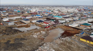 Жизнь возле свалки. Котлован рядом с домами в Атырау засыпают мусором