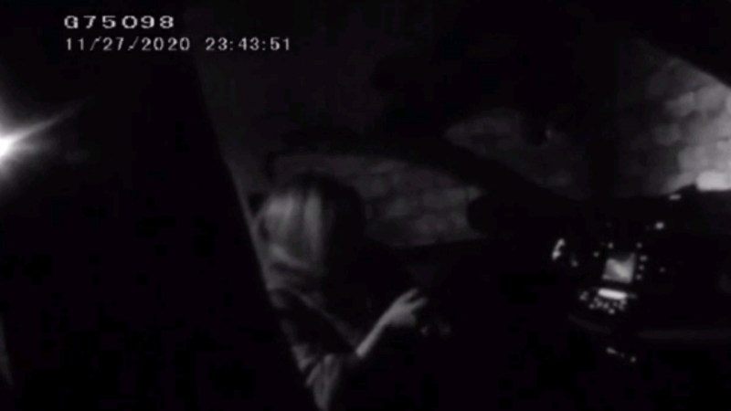 Кадр видео с жетона полицейского
