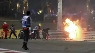 Из-за страшной аварии болида пришлось остановить этап "Формулы-1" в Бахрейне