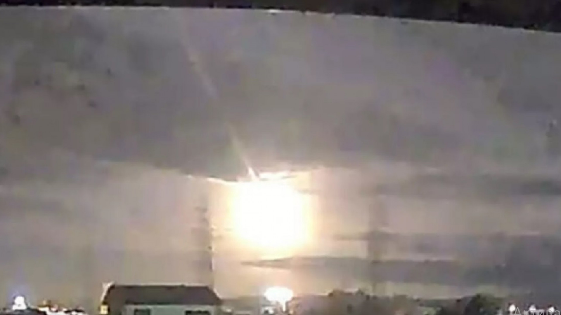 Сгорел шар. Болид в небе. Странные явления в небе 2020. Огненные шары в небе над Петербургом. В Японии упал метеорит.