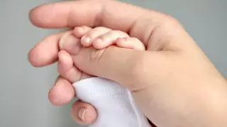 Самолет вернулся в Актау: стало известно состояние младенца