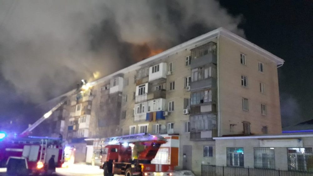 Крупный пожар охватил пятиэтажку в Актобе, эвакуированы сотни жильцов