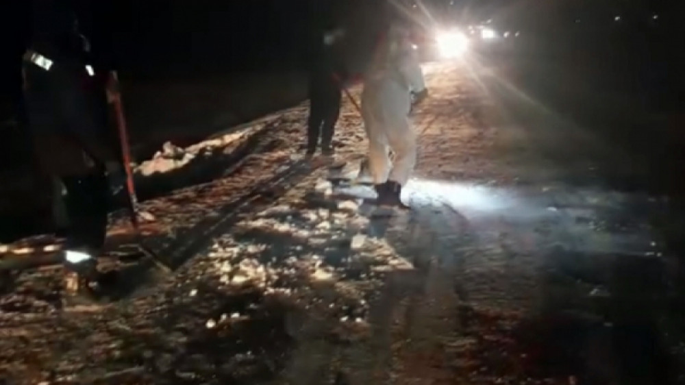 Три тонны нефтяных отходов пролились на дорогу в Карагандинской области