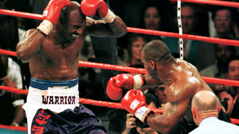 28 июня 1997 года Тайсон откусил кусочек уха Холифилда во время боя за звание чемпиона WBA в супертяжелом весе. Фото: ©REUTERS