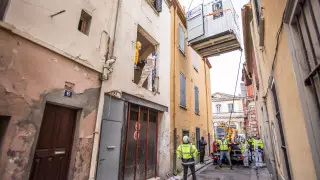 Француза весом 300 килограммов вытащили из дома подъемным краном