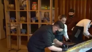 Гигантский 30-метровый хот-дог приготовили в Нур-Султане