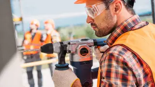 Парламент принял поправки в трудовое законодательство Казахстана