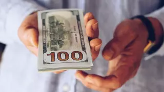 Житель Шымкента купил продукты на фальшивые доллары