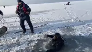 Нашли куртки и сеть: 2 недели ищут пропавших рыбаков в ВКО