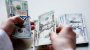 Официальный курс доллара на выходные и понедельник снизился в Казахстане