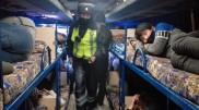 Автобус-гостиницу с лежащими пассажирами задержали в Атырау