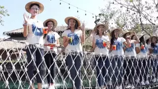 "Улыбались и помогали друг другу". Обрушение моста с 30 красивыми девушками сняли на видео