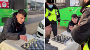 Игра в шахматы посреди дороги в Алматы: блогер рассказал свою версию