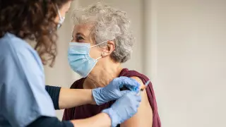 Массовое заражение COVID-19 выявили в Доме престарелых Аксу