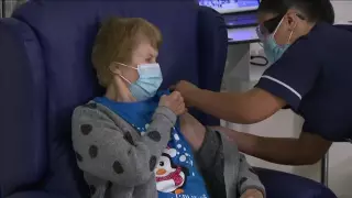 90-летняя женщина стала первым человеком, привитым вакциной от Pfizer и BioNTech