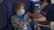 90-летняя женщина стала первым человеком, привитым вакциной от Pfizer и BioNTech